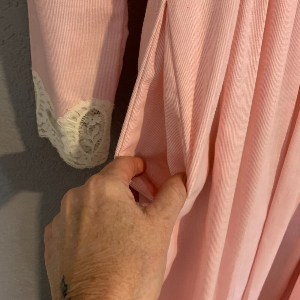 Vintage-Inspired Women's Pink Lace-Trim Robe - Picture 6 of 11